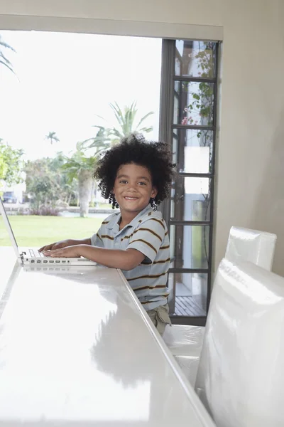 Niño usando ordenador portátil —  Fotos de Stock