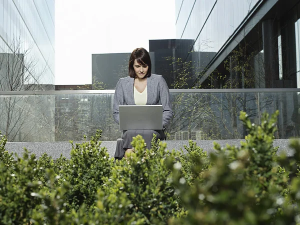 Businesswoman sitting outside — Stock Photo, Image