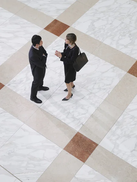 Hombre de negocios y mujer de negocios hablando — Foto de Stock