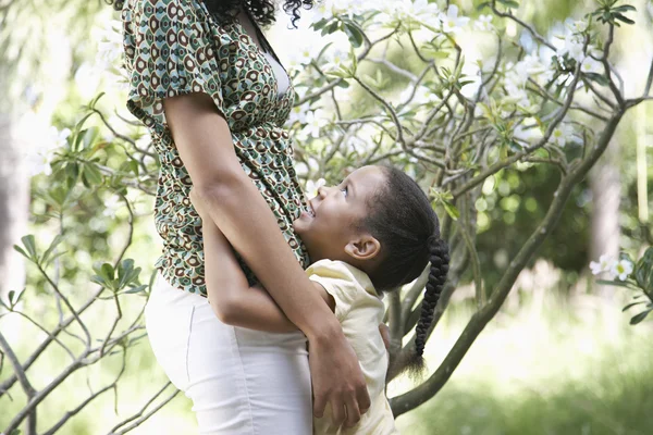 Menina abraçando mãe — Fotografia de Stock