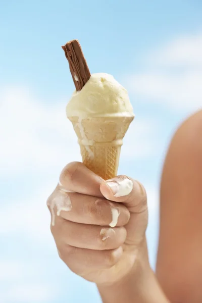 アイスクリームの女の子手 — ストック写真