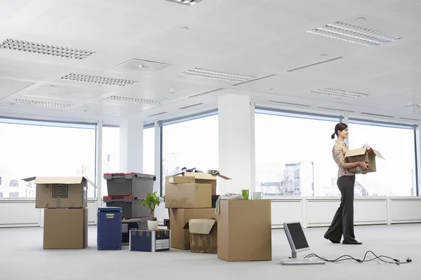Büroangestellte mit Karton — Stockfoto