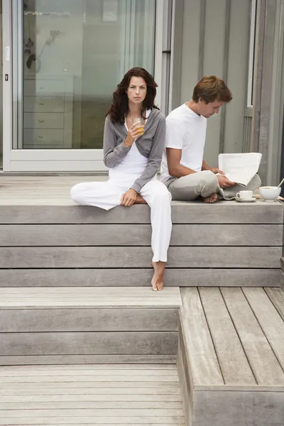 Couple prenant le petit déjeuner — Photo