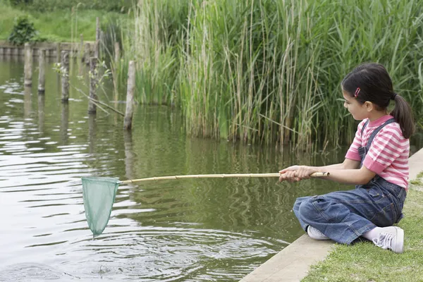 Petite fille pêche — Photo