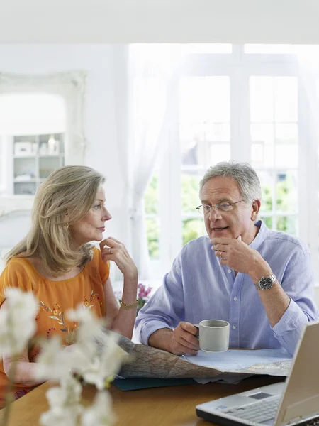 Par som sitter vid matbordet — Stockfoto