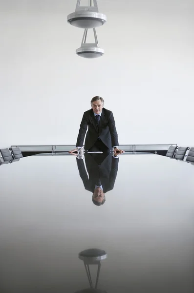 Affärsman på konferensbord — Stockfoto