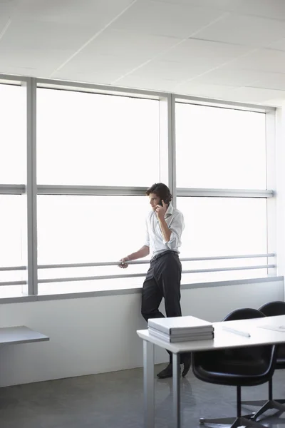 Homem de negócios usando telefone — Fotografia de Stock