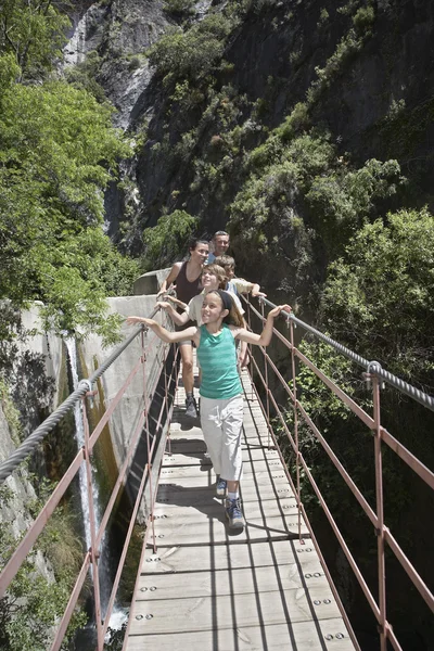 Caminhada em família em Footbridge — Fotografia de Stock