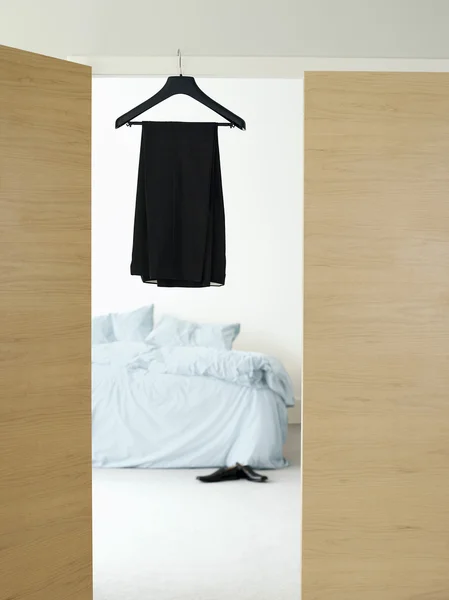Kapı aralığında askı elbise — Stok fotoğraf