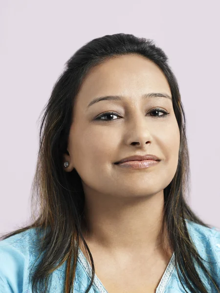 Vrouw poseren in studio — Stockfoto