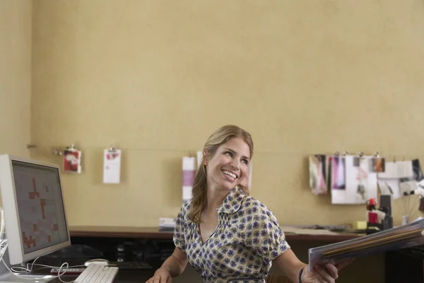 Vrouw met behulp van computer — Stockfoto