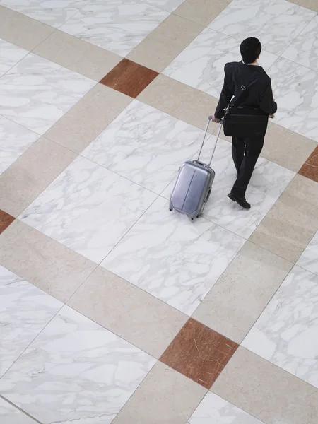 ビジネスの男性がスーツケースで歩く — ストック写真