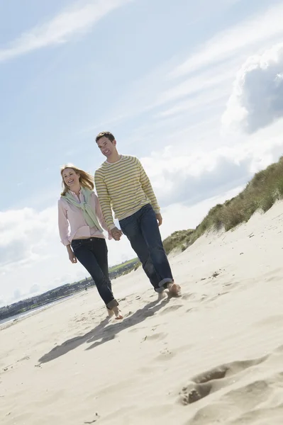 Couple holding hands — Stock Photo, Image