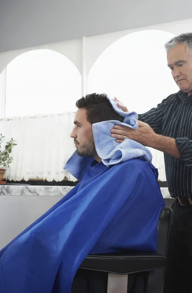 Friseur bereitet Mann vor — Stockfoto