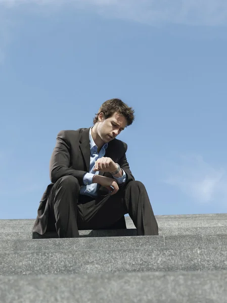 Geschäftsmann sitzt auf Stufen — Stockfoto