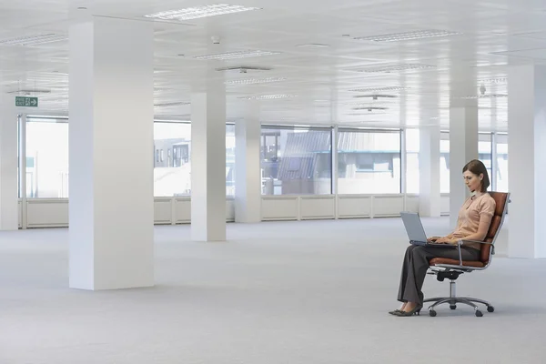 Mujer joven usando el ordenador portátil — Foto de Stock