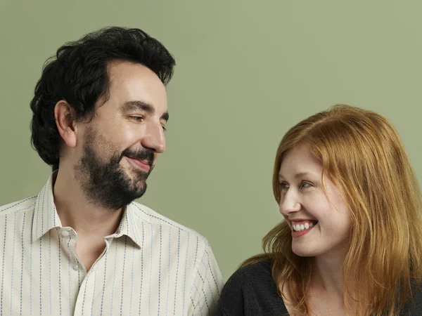 Homem e mulher sorrindo — Fotografia de Stock