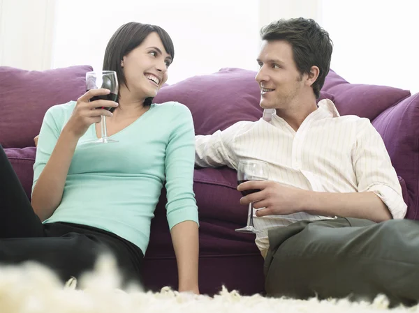 Молода пара розслабляється на дивані — стокове фото