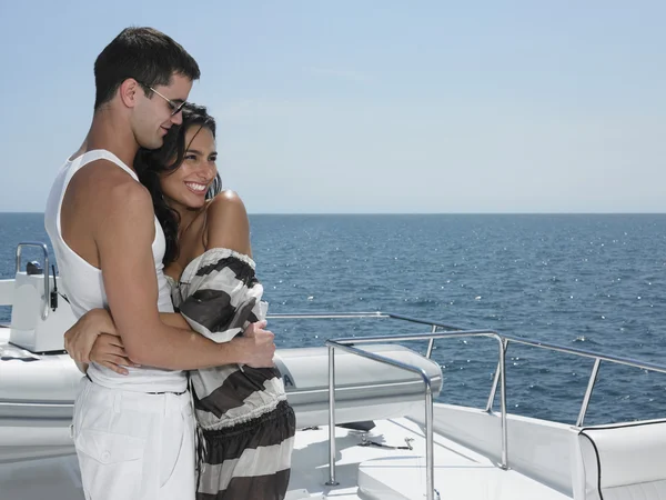 夫妇在游艇上拥抱 — 图库照片