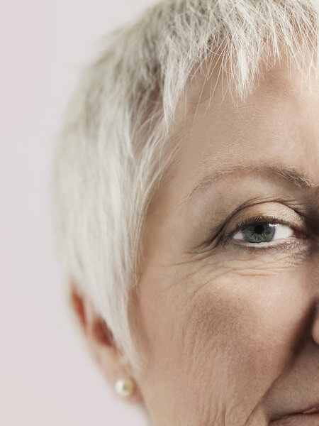 Женщина позирует в студии
