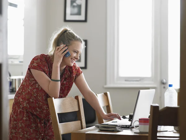 Frau mit Laptop auf Tisch — Stockfoto