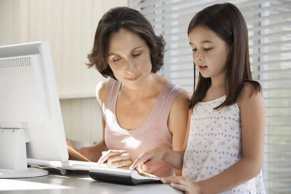 Kızı ve annesi ile bilgisayar — Stok fotoğraf