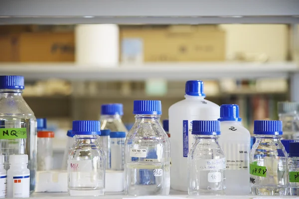 Garrafas de produtos químicos em laboratório — Fotografia de Stock