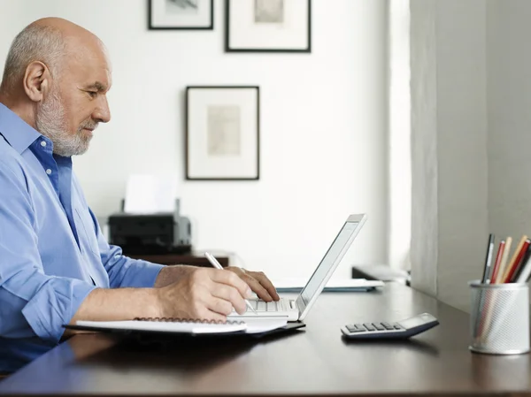 Mann benutzt Laptop — Stockfoto