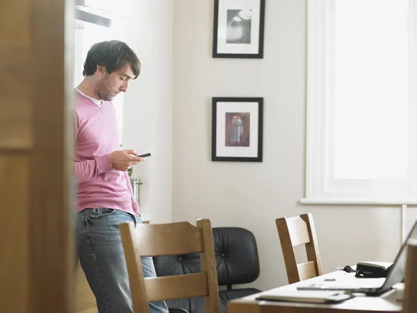 Man standing in kitchen — Stock Photo, Image