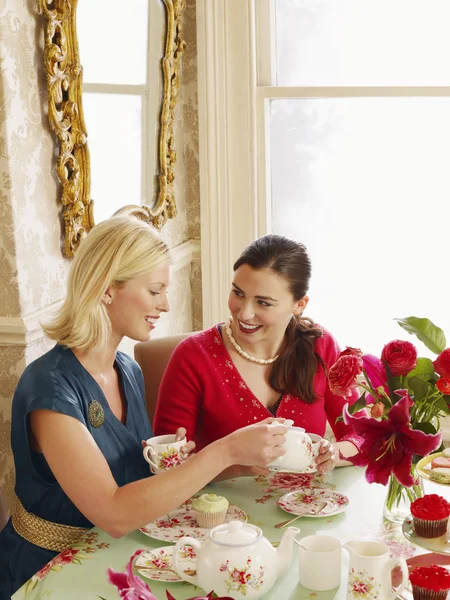 Mujeres tomando té en la sala de té — Foto de Stock