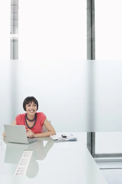 Businesswoman Using Laptop — Stock Photo, Image