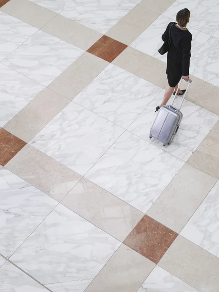 İş kadını bavulla yürüyüş — Stok fotoğraf