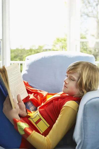 肘掛け椅子で読んでいる少年 — ストック写真