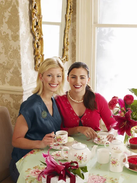 Женщины пьют чай в чайной комнате — стоковое фото