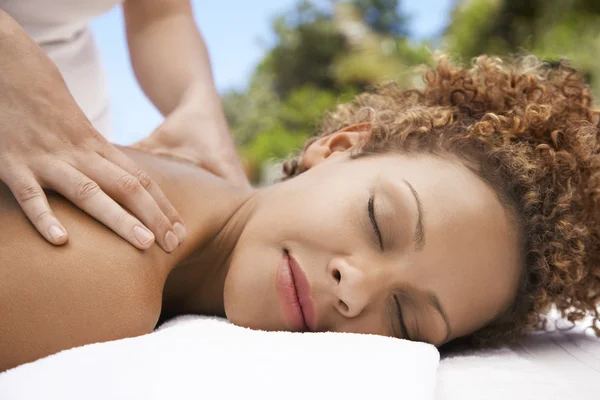 Mujer recibiendo masaje —  Fotos de Stock