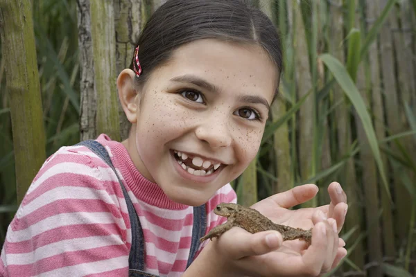 Ragazza che tiene rana — Foto Stock