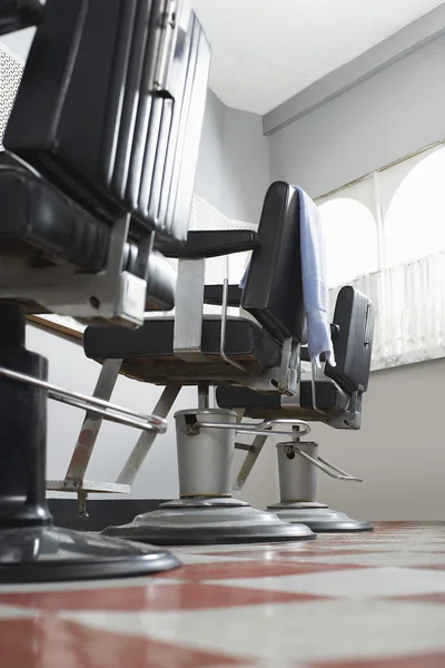 Kapper stoelen in salon — Stockfoto