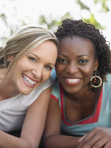 Twee vrouwen lachen — Stockfoto