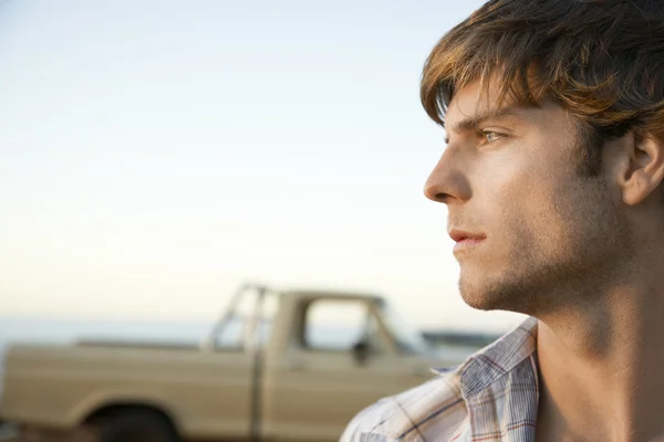 Young man standing  in front of van — Stock Photo, Image