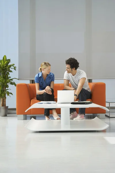 Werknemers die gebruikmaken van de computer in de Lobby — Stockfoto