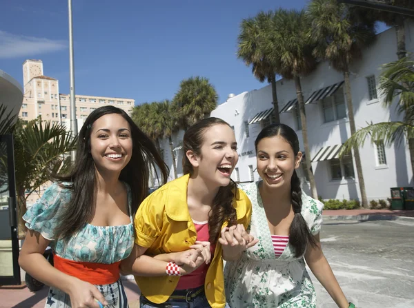 Chicas caminando por la calle — Foto de Stock