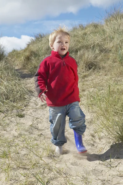 Junge läuft auf Küstenlinie — Stockfoto