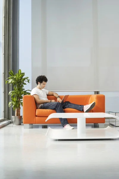 Worker Using Laptop in Lobby — Stock Photo, Image