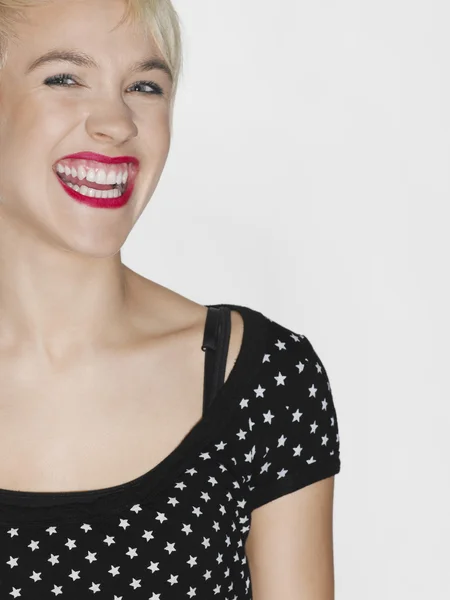 Jonge vrouw lachen — Stockfoto