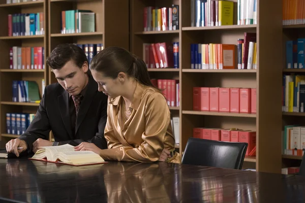 Fiatal férfi és nő studying — Stock Fotó