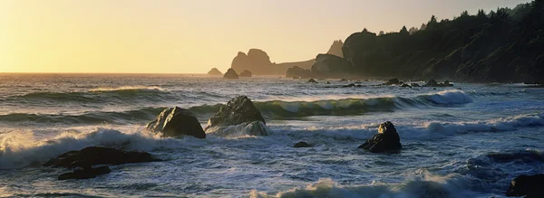 Surfer au coucher du soleil — Photo