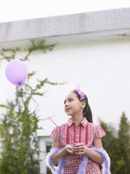 Flicka anläggning ballong — Stockfoto