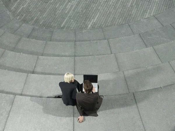 Hombre y mujer de negocios sentado — Foto de Stock