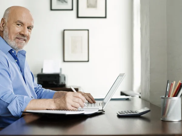 Uomo utilizzando il computer portatile — Foto Stock