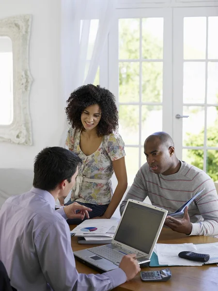 Pareja con asesor financiero — Foto de Stock